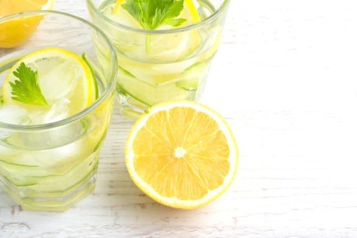 popijte vodu s limunom