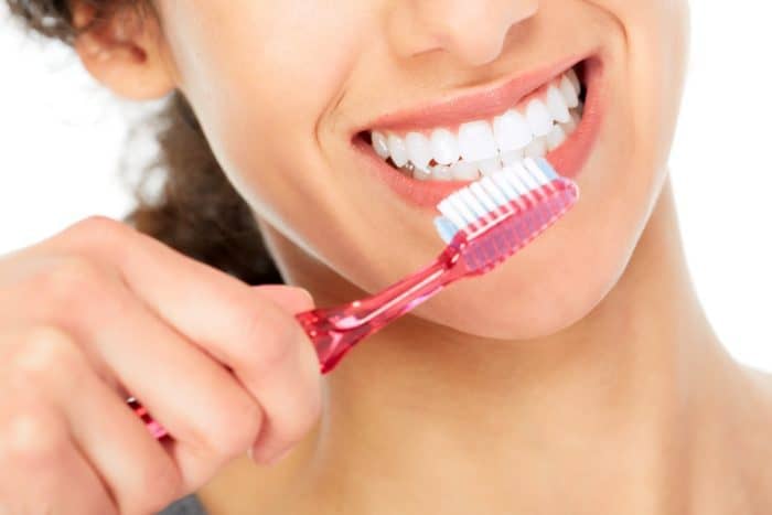 kako očistiti zube