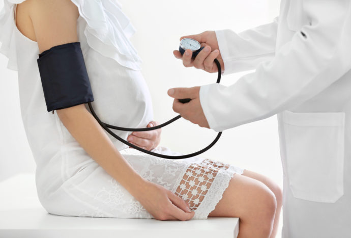 kontroliranje krvnog tlaka trudnica
