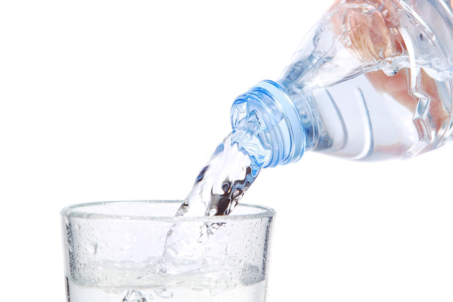 Siting su. Стакан воды. Вода питьевая в стакане. Питьевой режим. Прозрачность питьевой воды.