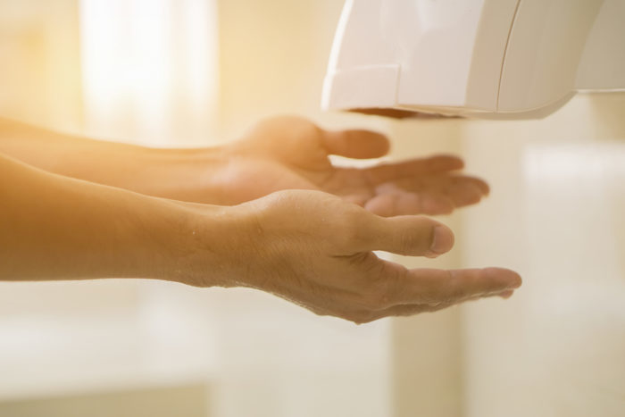 Sušenje ruku sa sušilicom umjesto da se šire više klica