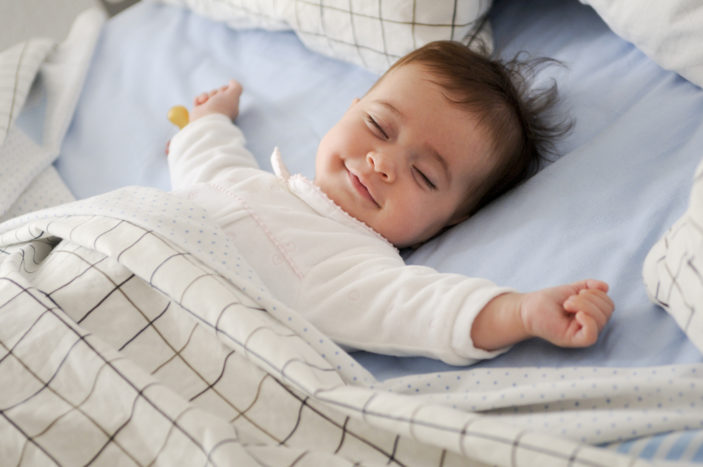 beba se nasmiješi dok spava